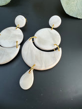 Load image into Gallery viewer, Crema Dangle Earrings