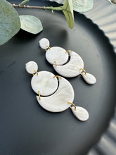 Load image into Gallery viewer, Crema Dangle Earrings