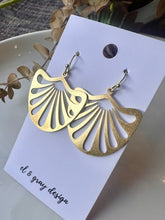 Load image into Gallery viewer, Pella Flower - Gold Metal Earrings
