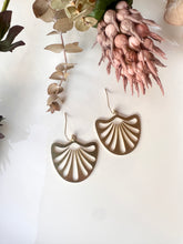 Load image into Gallery viewer, Pella Flower - Gold Metal Earrings

